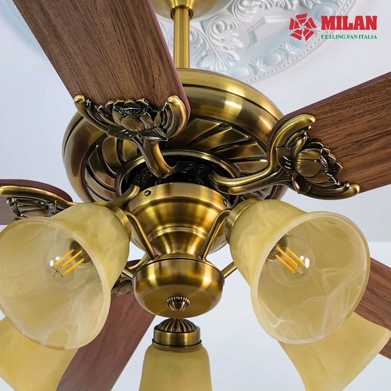 Quạt trần Milan FY503 gây ấn tượng với tay bắt cánh hình hoa sen tinh xảo.